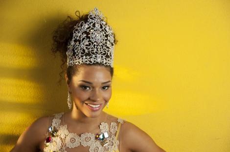 A atriz Juliana Alves, Rainha da Bateria da Unidos da Tijuca, usa a coroa feita com cristal checo Preciosa